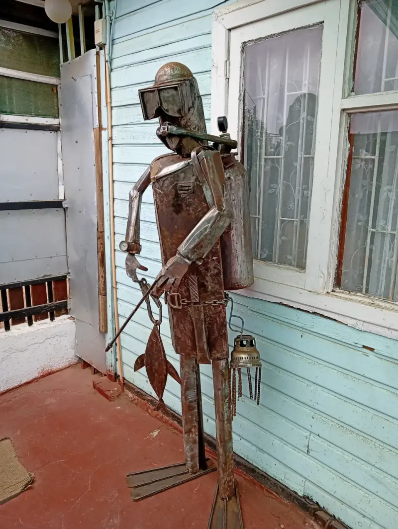 Escultura metálica de buzo - 2