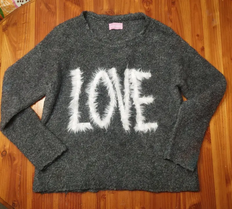Suéter gris con texto LOVE - 1