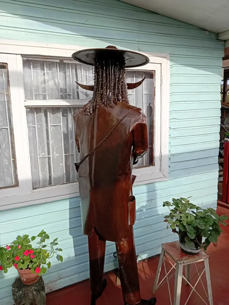 Escultura de vaquero de metal - 1