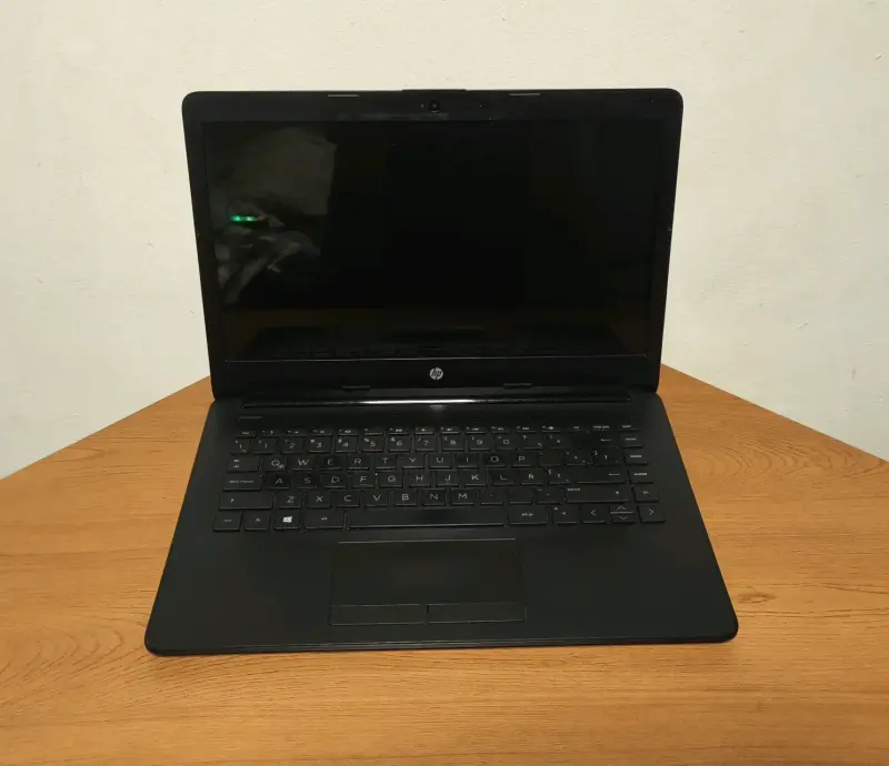 Laptop HP negra en buen estado - 1