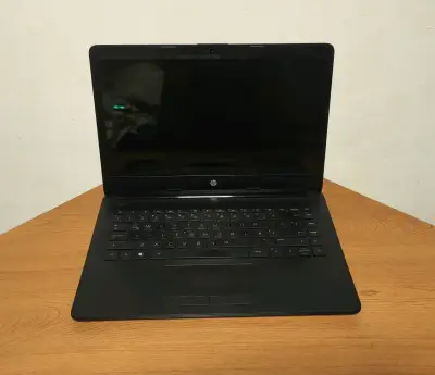Laptop HP negra en buen estado - miniatura 1