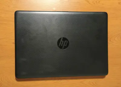 Laptop HP negra en buen estado - miniatura 3