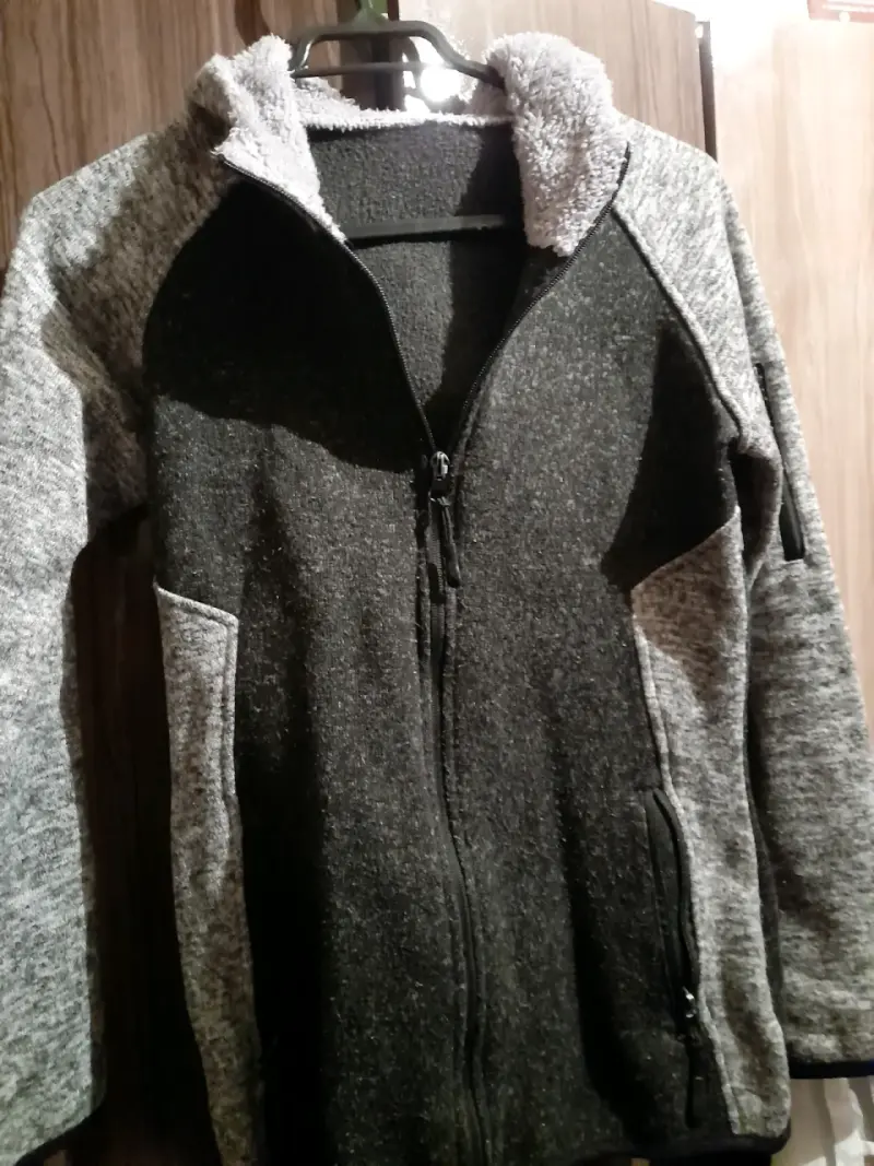 Polerón gris con capucha