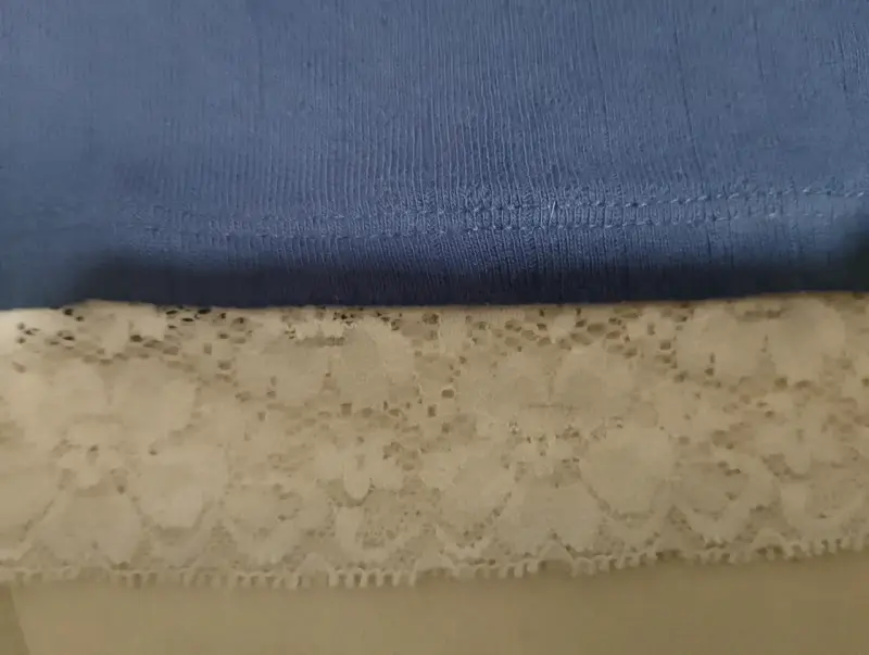 Polera azul con encaje - 3