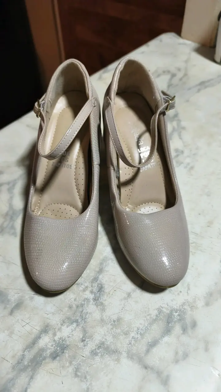 Zapatos beige de charol con hebilla - 1