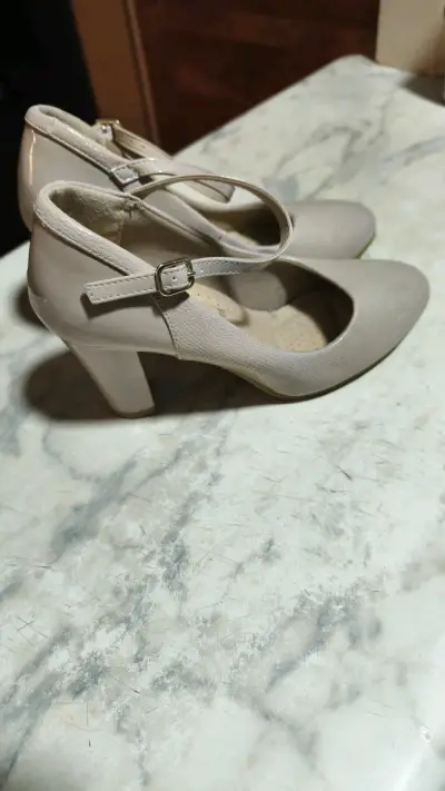 Zapatos beige de charol con hebilla - miniatura 2