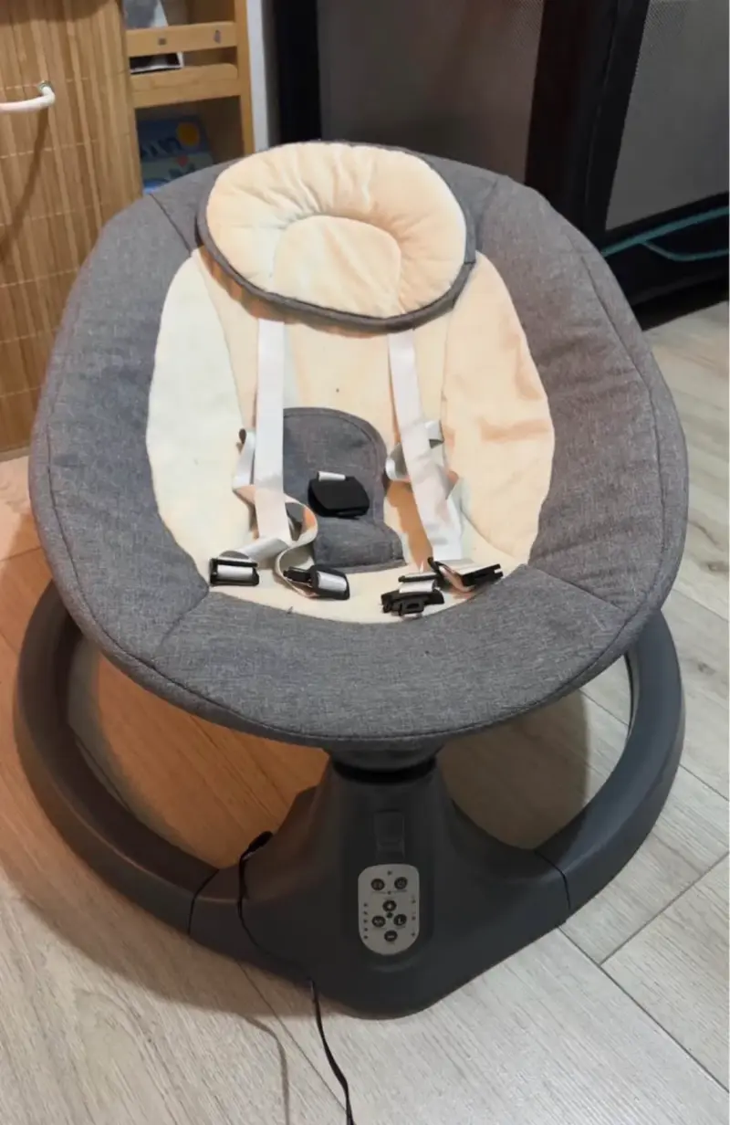 Silla mecedora de bebé gris