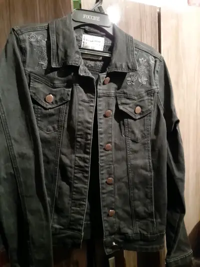 Chaqueta de mezclilla negra bordada - miniatura 1