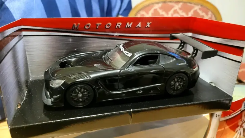 Auto a escala Motormax negro