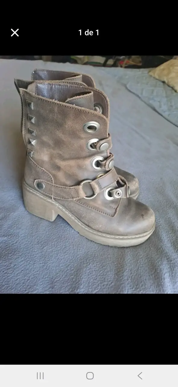 Botines de cuero con hebillas