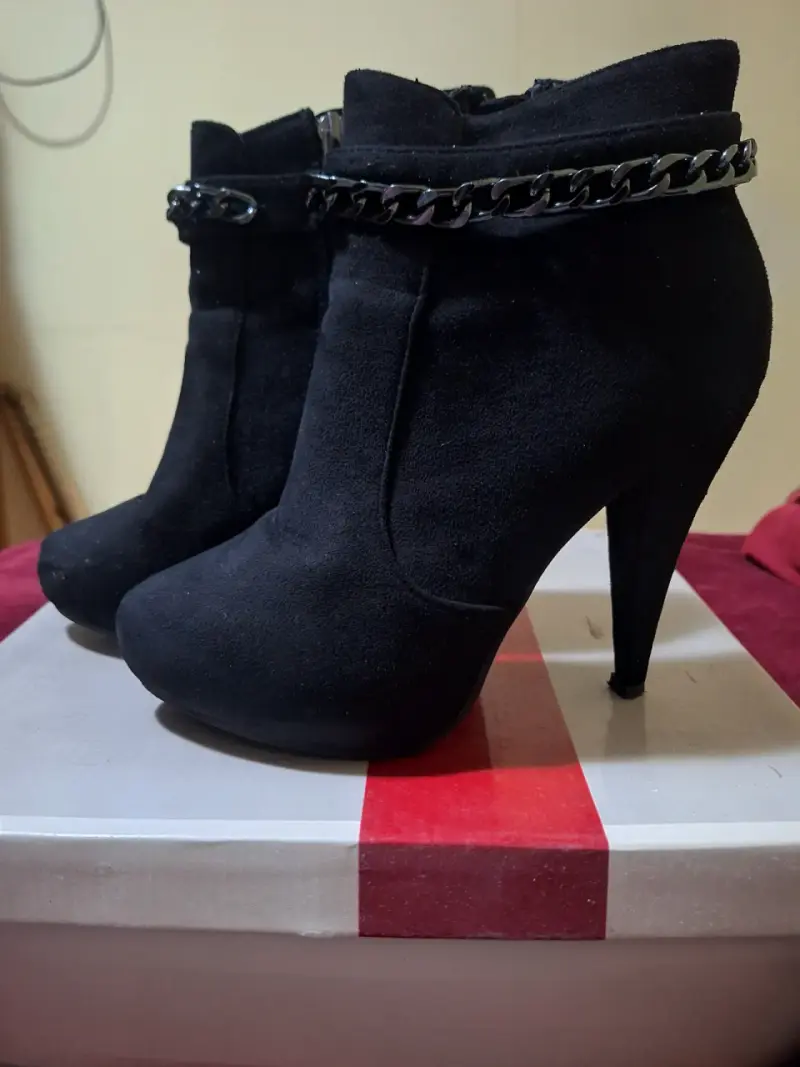 Botines negros con cadena - 1