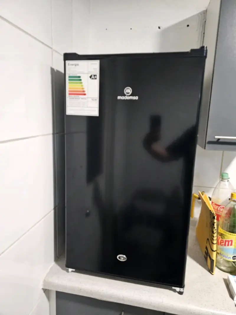 Refrigerador Mademsa negro compacto - 1