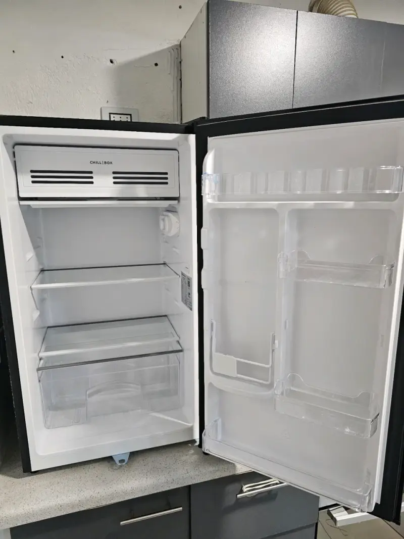 Refrigerador Mademsa negro compacto - 3