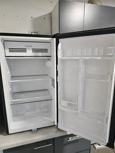 Refrigerador Mademsa negro compacto - miniatura 3