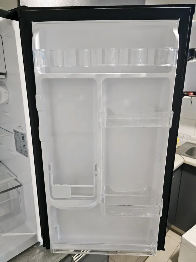 Refrigerador Mademsa negro compacto - 5