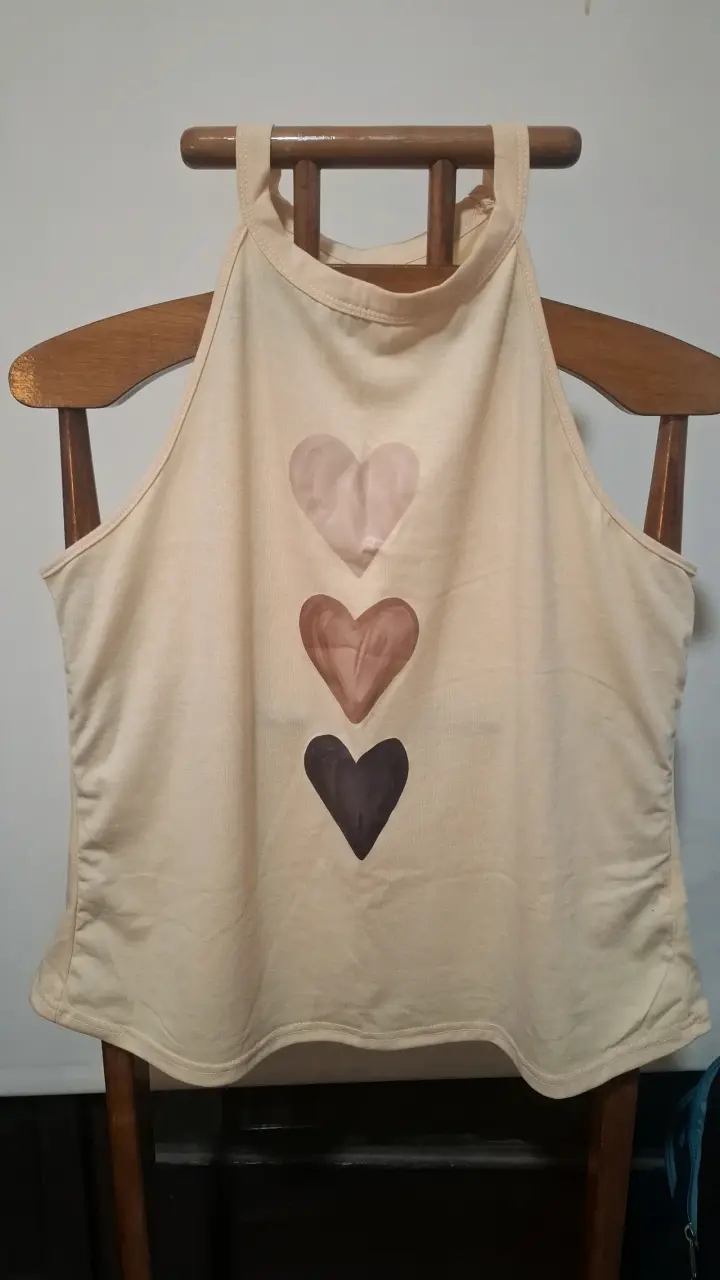 Polera beige con corazones