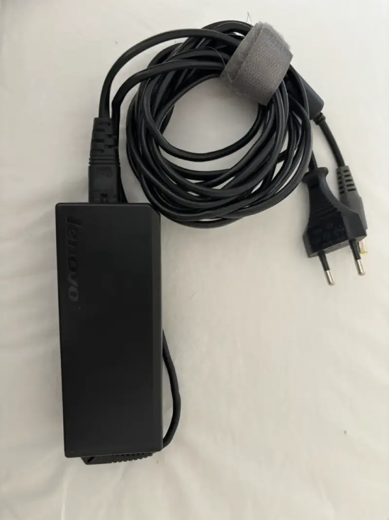 Cargador Lenovo para laptop - 1