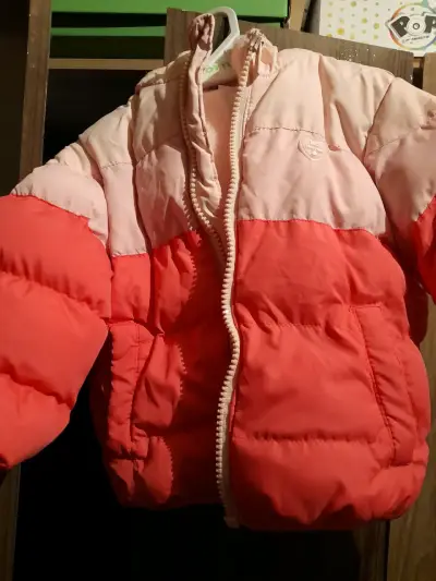 Chaqueta puffer rosa y roja - miniatura 1