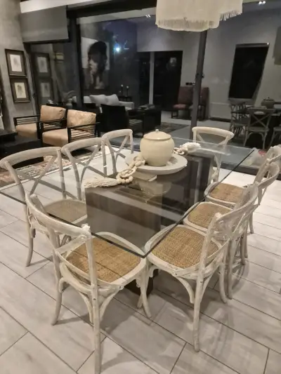 Mesa de comedor de vidrio con sillas - miniatura 1