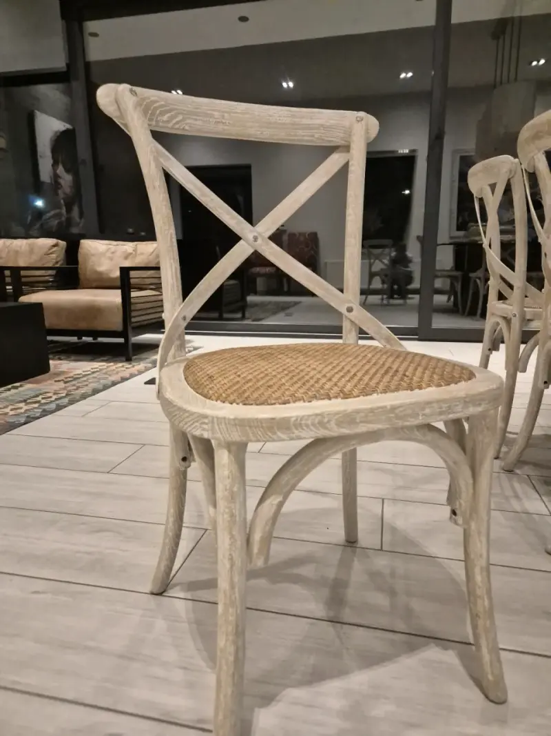 Mesa de comedor de vidrio con sillas - 2