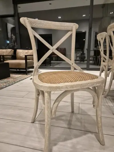 Mesa de comedor de vidrio con sillas - miniatura 2
