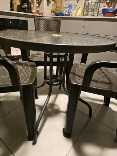 Mesa redonda con tres sillas - miniatura 1