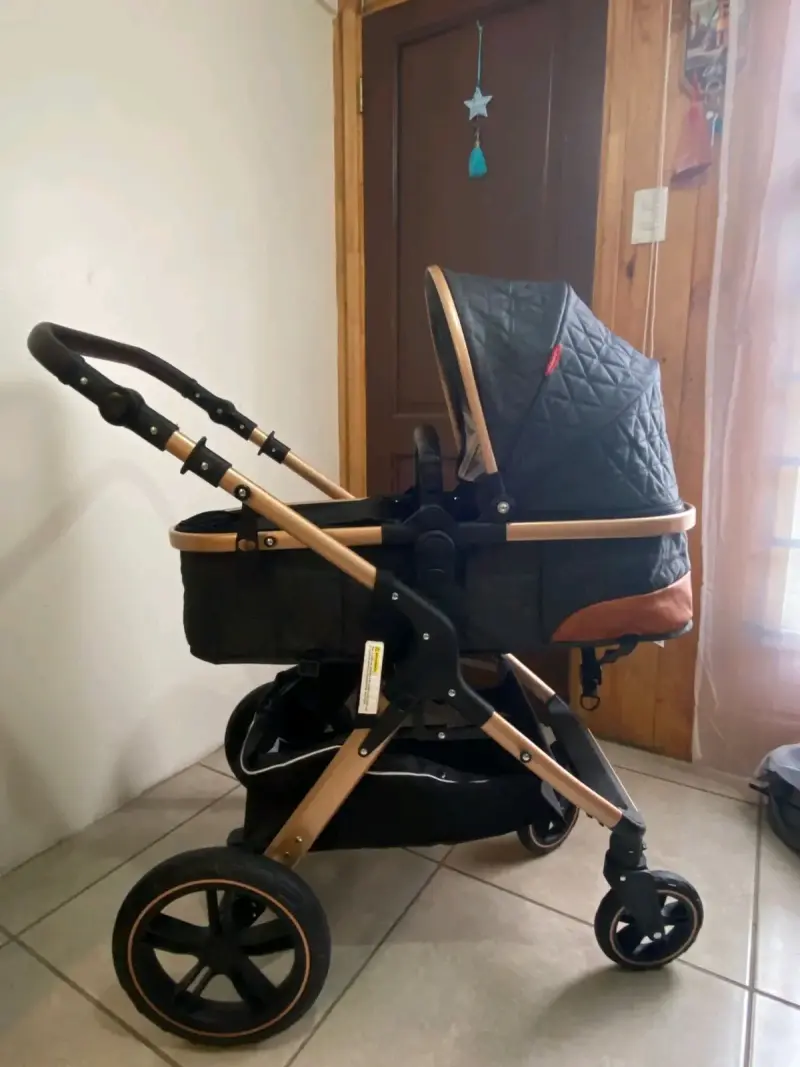 Coche para bebé dorado y negro - 1
