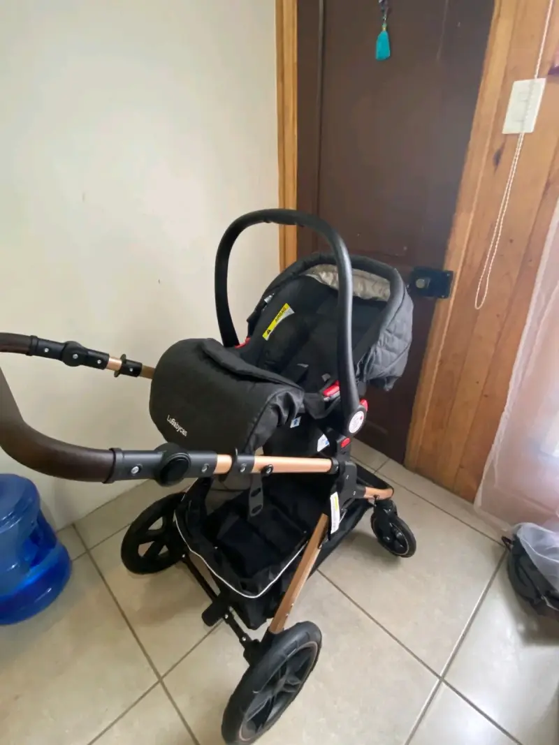 Coche para bebé dorado y negro - 4