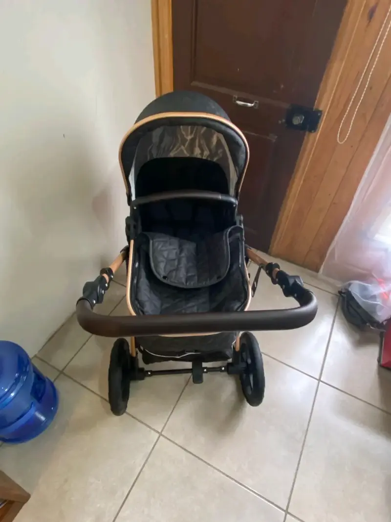 Coche para bebé dorado y negro - 5