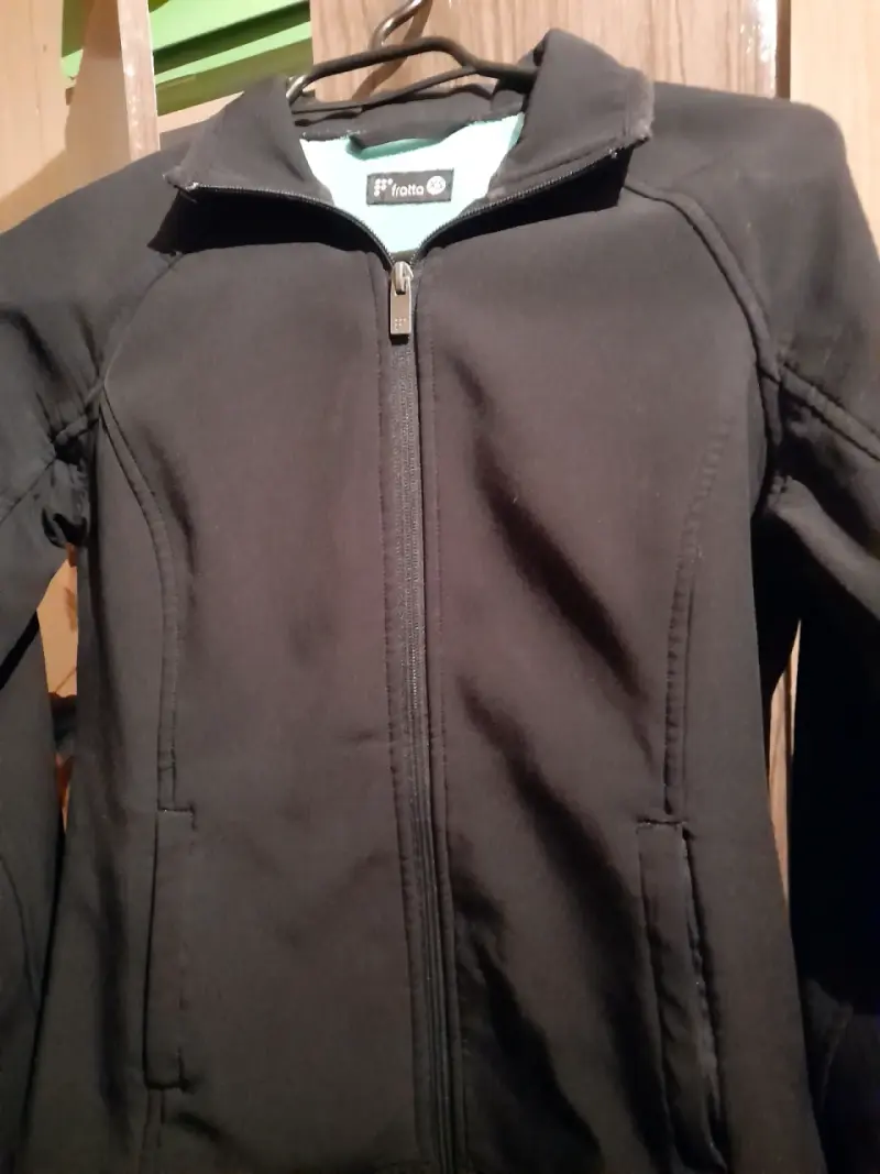 Chaqueta negra deportiva - 1