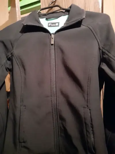 Chaqueta negra deportiva - miniatura 1