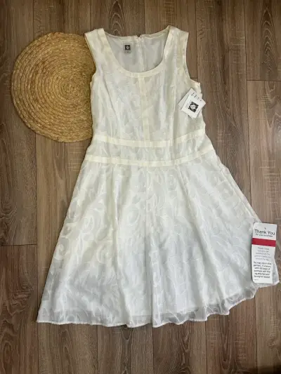 Vestido blanco con diseño floral - miniatura 1