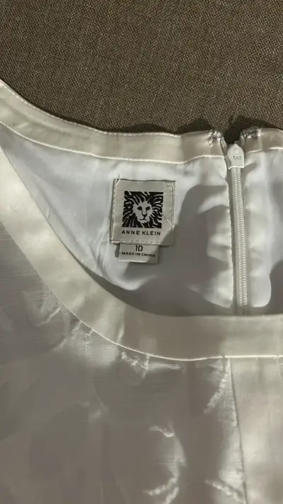 Vestido blanco con diseño floral - miniatura 2