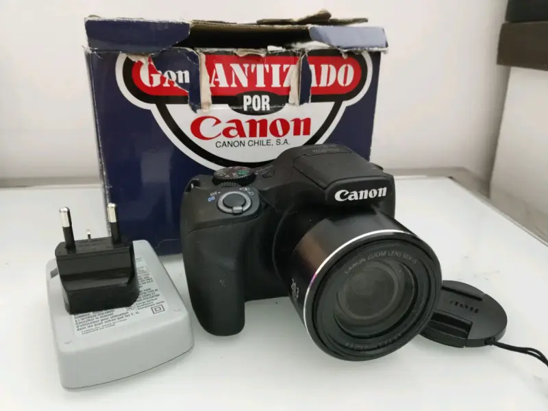 Cámara Canon con cargador - 2