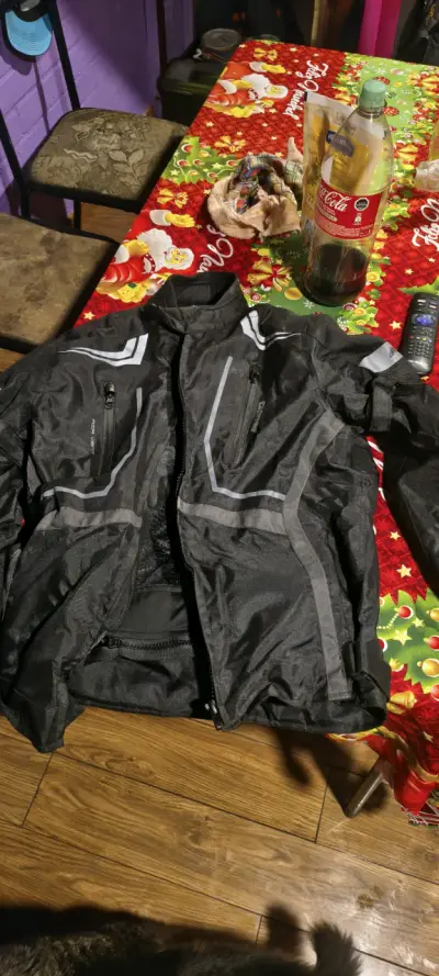 Chaqueta negra de moto - miniatura 1