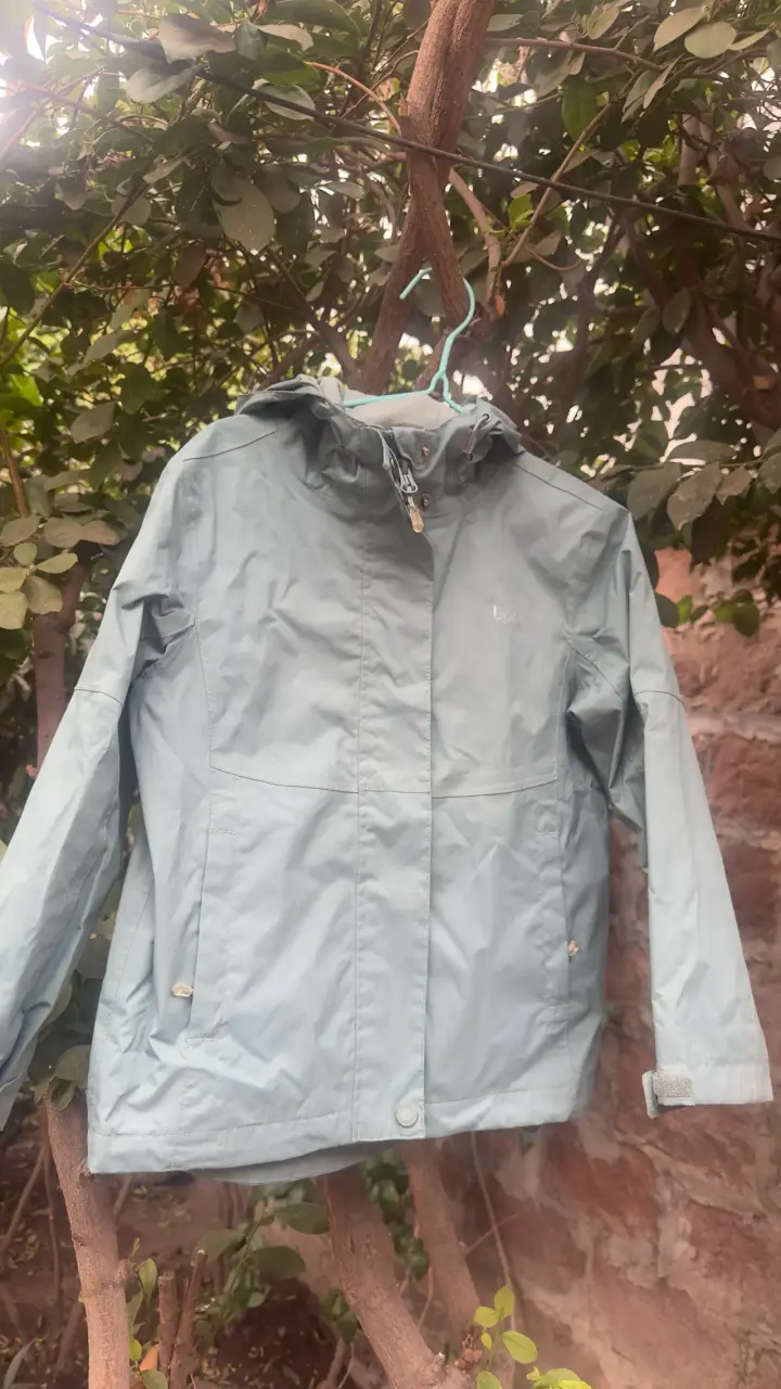 Chaqueta impermeable celeste - 1