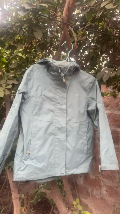 Chaqueta impermeable celeste - miniatura 1