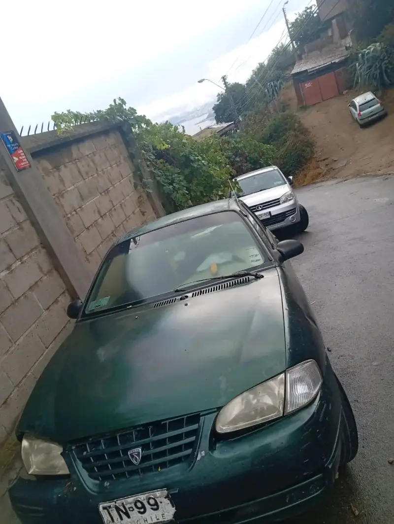 Auto compacto verde usado - 1