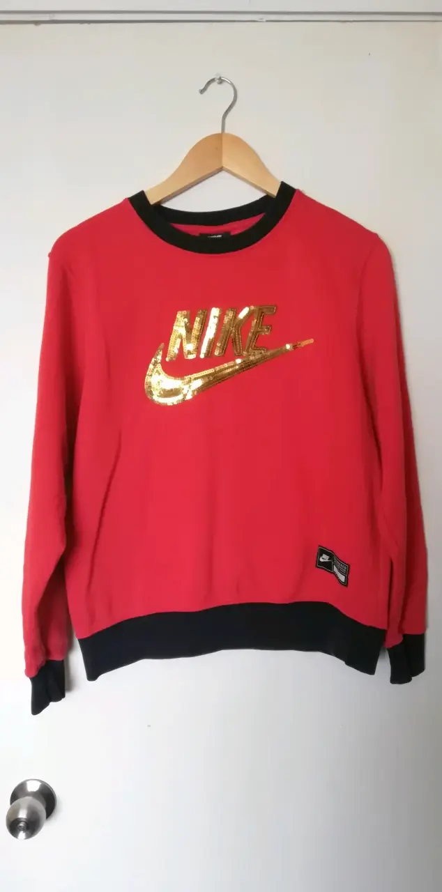 Polerón Nike rojo con logo dorado