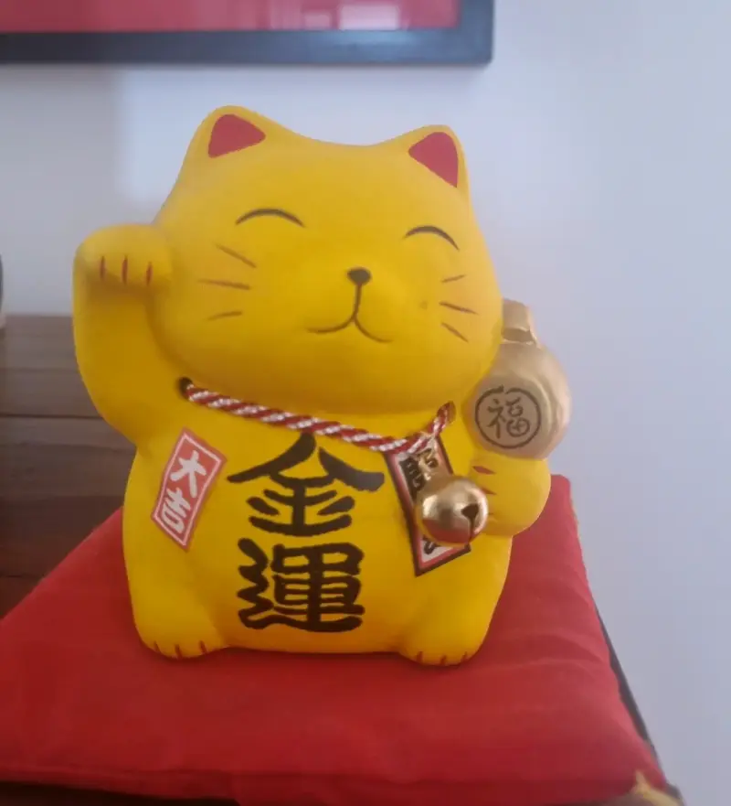 Maneki-neko decorativo japonés - 2