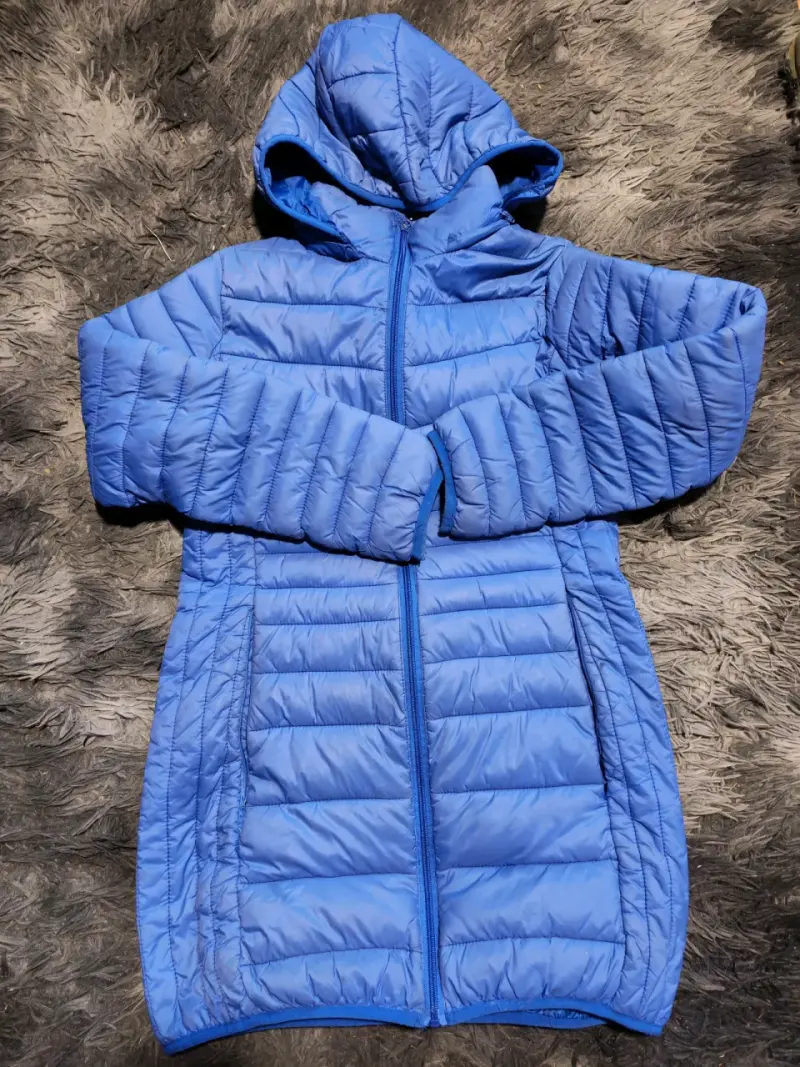 Chaqueta parka azul con capucha
