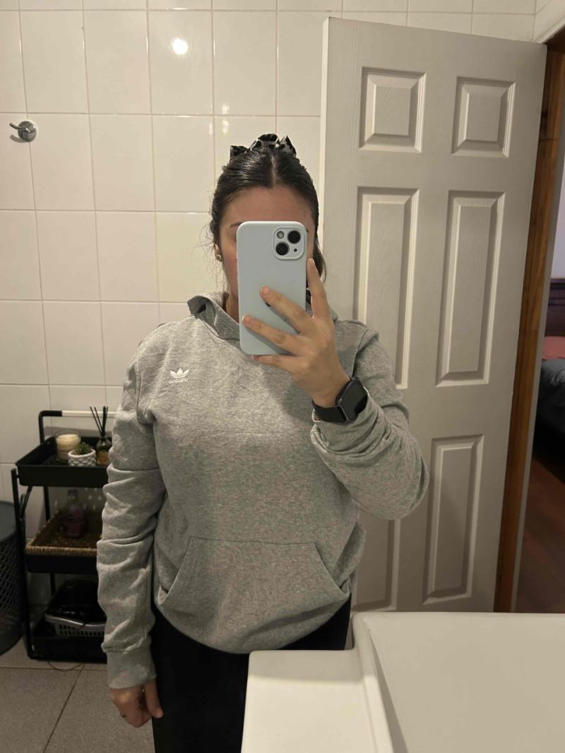 Polerón gris Adidas con capucha