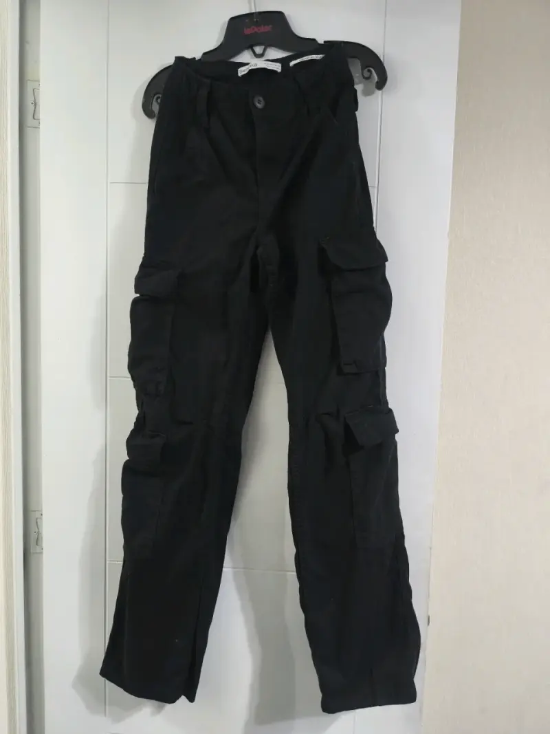 Pantalones cargo negros BERSHKA - 1