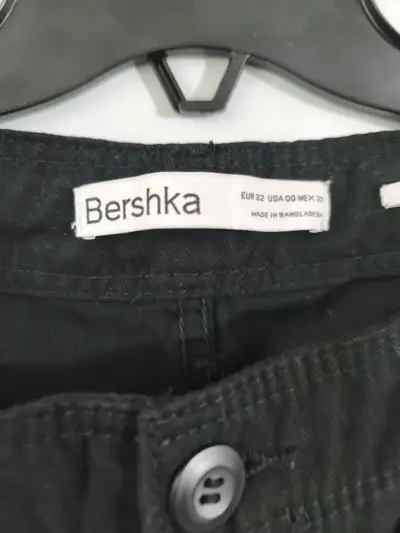 Pantalones cargo negros BERSHKA - miniatura 2