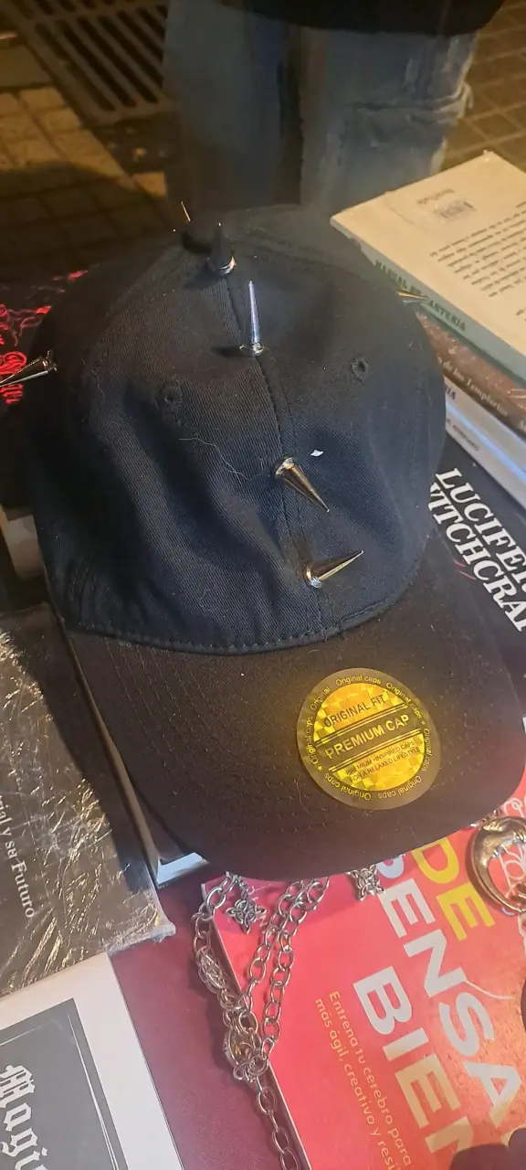 Gorro negro con pinchos - 1
