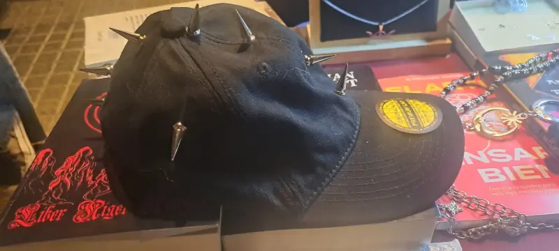 Gorro negro con pinchos - 2