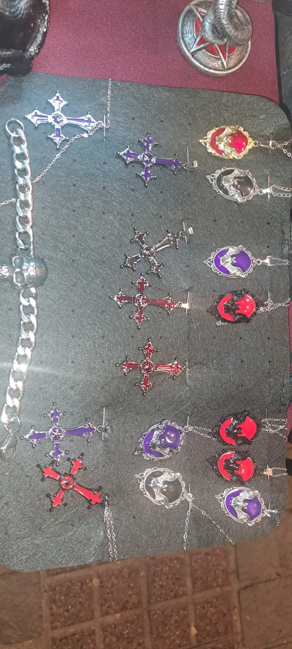 Collares y Cruces Góticos Metálicos