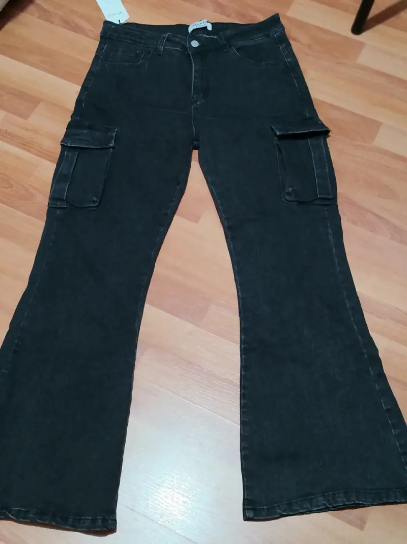 Jeans negros con bolsillos cargo - 1