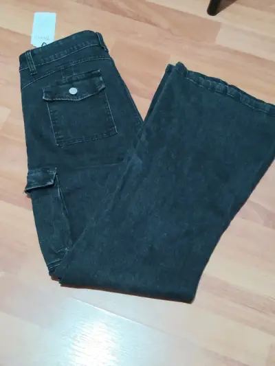 Jeans negros con bolsillos cargo - miniatura 2