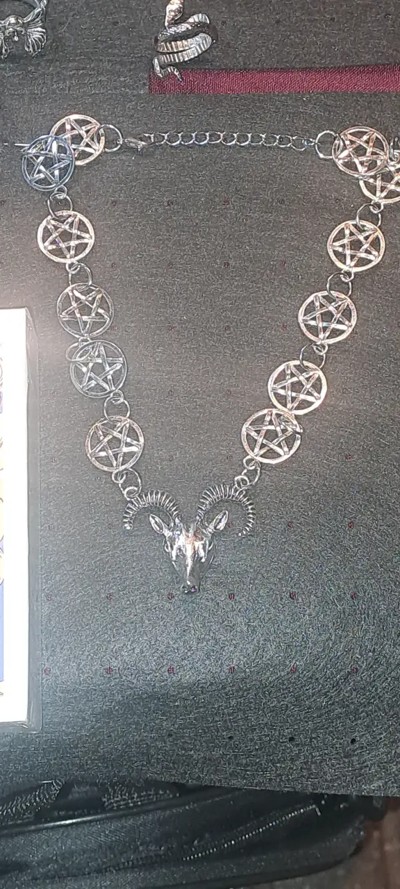 Collar con pentagramas y carnero